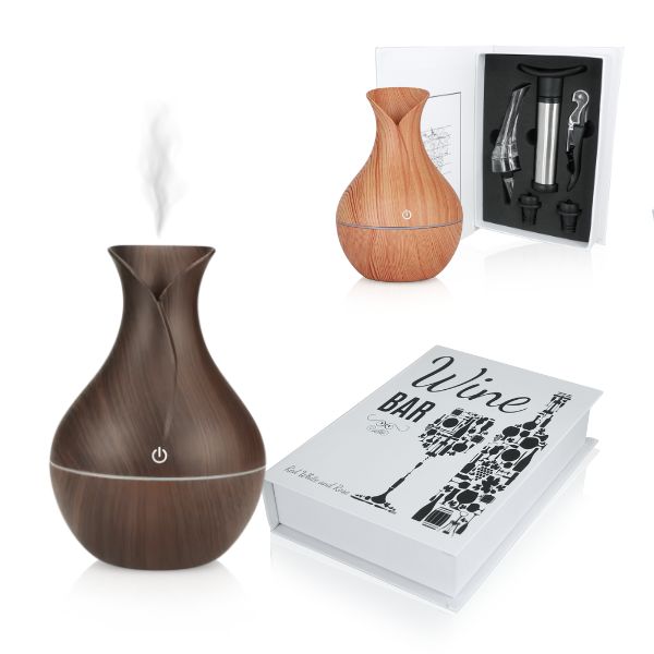 סט הכולל: 
מפיץ ריח ארומטי מבית EVERCHARGE.
מארז 5 אביזרי יין בצורת ספר. 